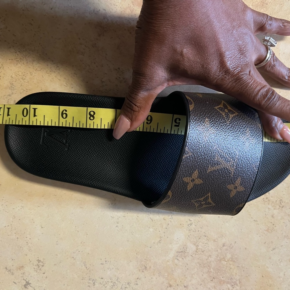 Louis Vuitton Monogram Sandals men’s 7 could fit women’s 8.5-9 wide - Picture 4 of 9